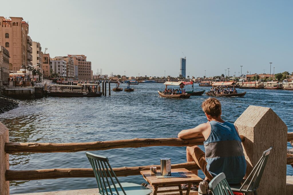 experience the ultimate in waterfront dining, where stunning views meet delectable cuisine. enjoy a memorable meal by the water's edge, featuring fresh seafood and local delicacies in a relaxing atmosphere.