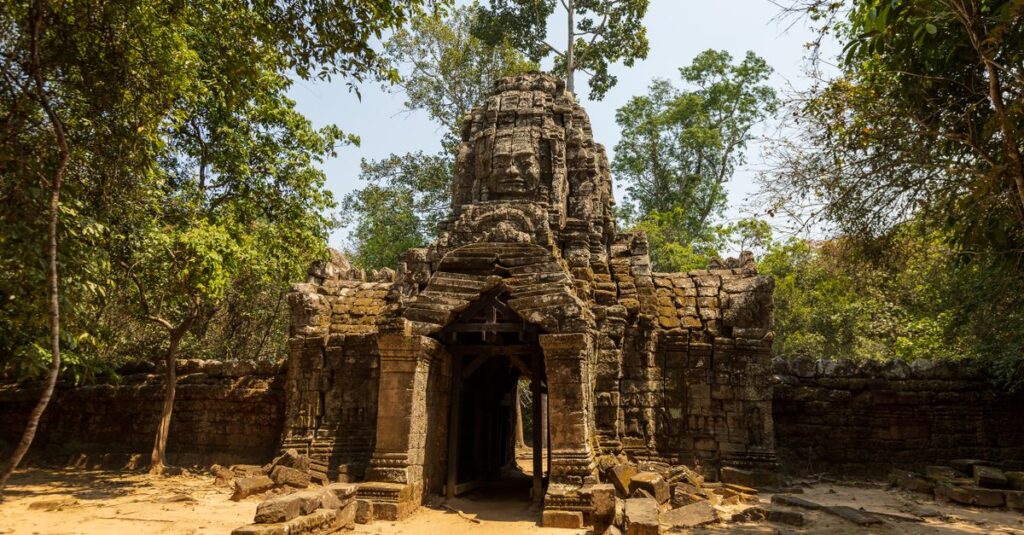découvrez le guide de voyage complet pour le cambodge : conseils pratiques, lieux incontournables, culture locale et astuces pour un séjour inoubliable.